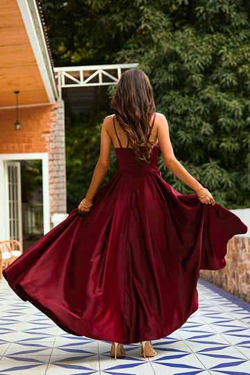 Vestido largo de satén burdeos
